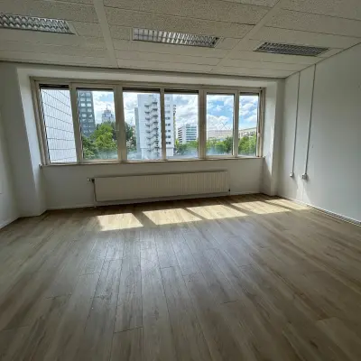 A bright, unfurnished office space with large windows at James Wattstraat 71, Amsterdam East. Ideal for office space rental with a view.
