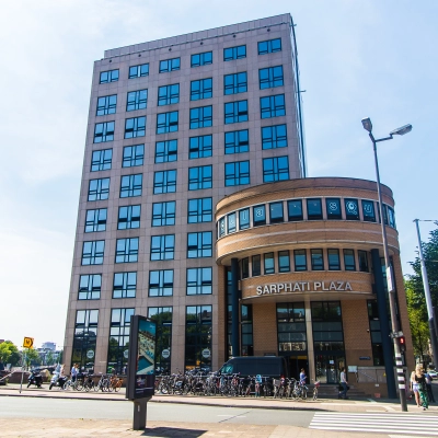 Exterior view of Sarphati Plaza at Rhijnspoorplein 10-38, ideal for office space rental in Amsterdam East.