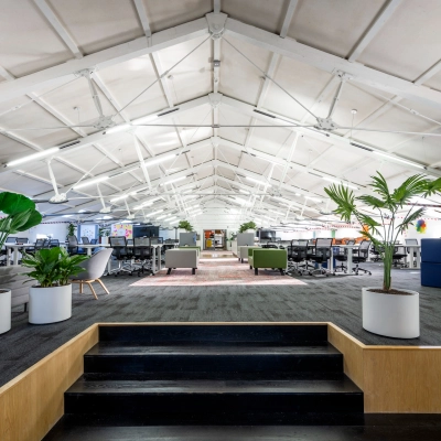 Stylish office space in Amsterdam East with modern furnishings, open floor plan, and natural light, ideal for office space rental at Sarphatistraat 370.