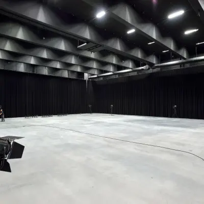 Spacious, modern interior with high ceilings and lighting, suitable for office space rental in Amsterdam Houthavens.