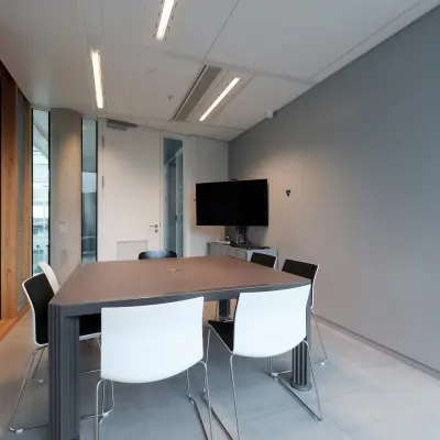 Modern conference room with a sleek table and chairs at Pedro de Medinalaan 7, ideal for office space rental in Amsterdam IJburg.