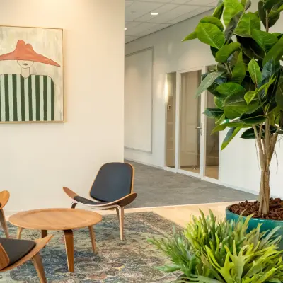 Inviting workspace at David Ricardostraat 1 in Amsterdam Riekerpolder features modern furniture and lush greenery, ideal for office space rental.