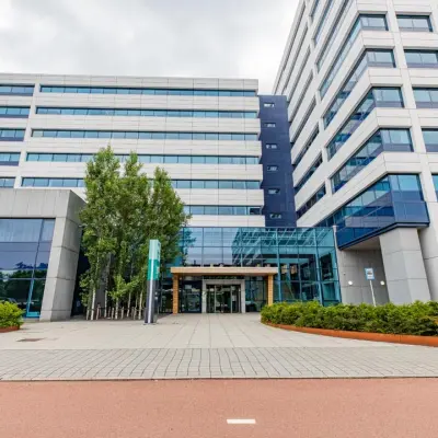 Exterior view of office building at Kabelweg 37, Amsterdam Sloterdijk, ideal for office space rental.