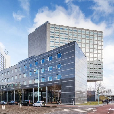 Exterior view of the modern office building at Kingsfordweg 43 in Amsterdam Sloterdijk, a prime location for office space rental.