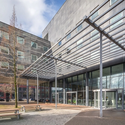 Exterior view of a modern office building at Kingsfordweg 43, Amsterdam Sloterdijk, suitable for office space rental.