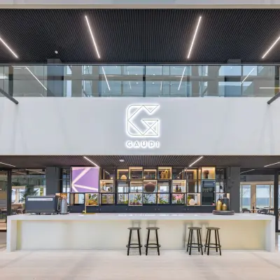 Spacious, modern entrance area in an office building at Herikerbergweg 290, Amsterdam South East, ideal for office space rental.