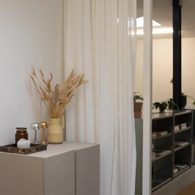Cozy office space at Hondiusstraat 7H in Amsterdam West, featuring modern furnishings and sleek decor, ideal for an inviting workspace experience.