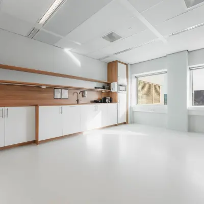 Bright office space at Barbara Strozzilaan 101 in Amsterdam Zuidas, featuring clean lines, ample natural light, and modern furnishings, ideal for office space rental.