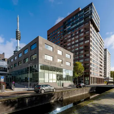 Exterior view of office buildings at De Boelelaan 28, Amsterdam Zuidas, showcasing modern architecture.