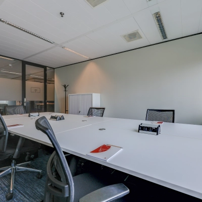 Spacious office in Amsterdam Zuidas, Gustav Mahlerplein 28 & 58-60, with modern furnishings and a large desk setup. Ideal for office space rental.