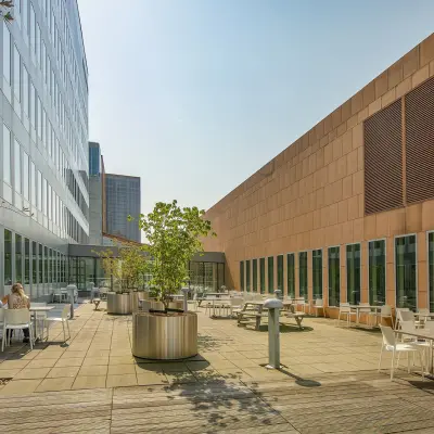Spacious outdoor terrace at Jachthavenweg 109, Amsterdam Zuidas, featuring seating and greenery, ideal for break times. Perfect addition to your office space rental.