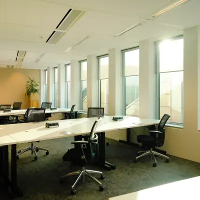 Bright office space at Jachthavenweg 109 in Amsterdam Zuidas, featuring large windows and multiple desks. Ideal for businesses seeking office space rental.