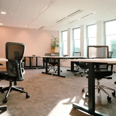 Bright office space available for rent at Jachthavenweg 109, Amsterdam Zuidas, with modern furnishings and large windows.