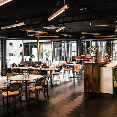 Stylish and modern furnished workspace at Lange Amerikaweg 55-61 Apeldoorn, ideal for office space rental with chic decor and versatile seating arrangements.