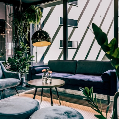Modern and stylish office lounge at Lange Amerikaweg 55-61 in Apeldoorn, featuring comfy seating and vibrant plants, ideal for office space rental.