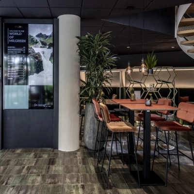 Modern workspace at Lange Amerikaweg 55-61, Apeldoorn featuring stylish furnishings and plants, perfect for office space rental.