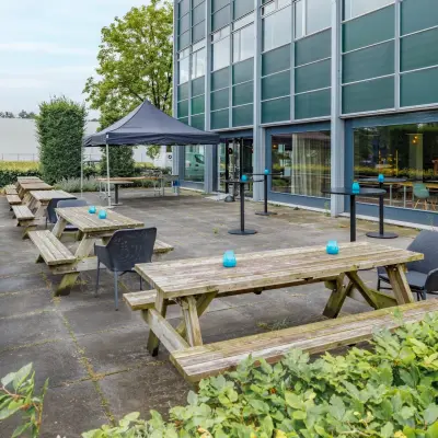 Outdoor seating area at Oude Apeldoornseweg 41-45, Apeldoorn, offering relaxed spaces for informal meetings and breaks. Ideal for businesses seeking office space rental.