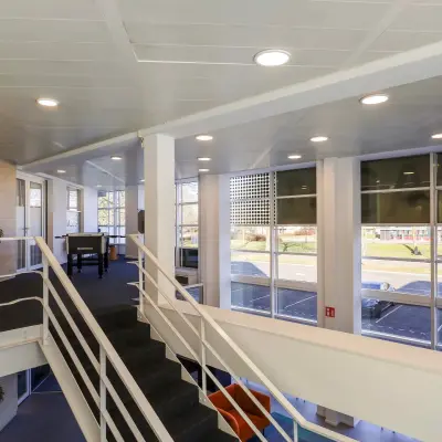 Bright and spacious office interior at Prins Willem-Alexanderlaan 301, Apeldoorn, ideal for rent. Modern, open floorplan with large windows and greenery touches.