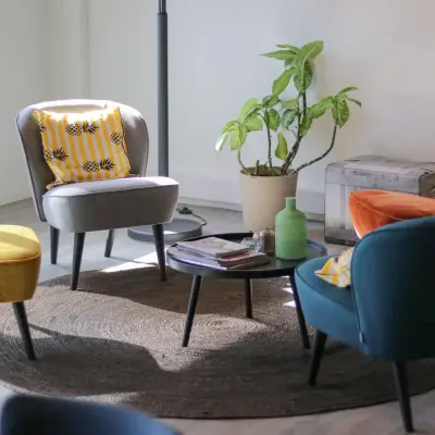 Cozy office space with colorful chairs around a small table on a rug at Prins Willem-Alexanderlaan 401, Apeldoorn. Ideal office to rent for informal meetings.