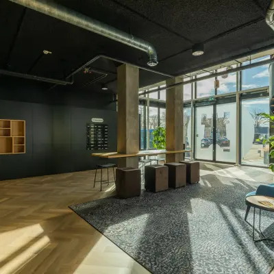 Bright office space in Apeldoorn with large windows, modern furnishings, and natural light streaming in. Ideal for those seeking office space rental at Prins Willem Alexanderlaan 701.