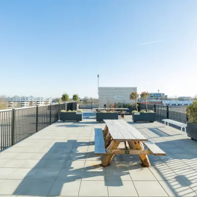 Spacious rooftop area at Prins Willem Alexanderlaan 701, Apeldoorn, ideal for breaks or informal meetings with views of the city. Perfect for businesses seeking office space rental with an outdoor twist.