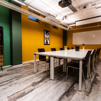 Colorful office to rent at Jansbuitensingel 7, Arnhem Centrum, featuring a spacious conference room with a large table and modern decor for office space rental.
