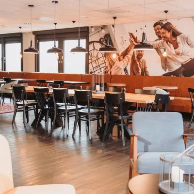 Spacious and well-lit office space with modern furniture at Vlamoven 34, Arnhem IJsseloord. Ideal for companies looking to rent office space with ample seating and contemporary decor.