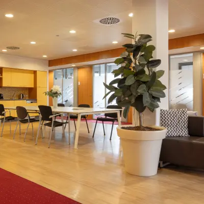 Bright and spacious office at Kronenburgsingel 525 in Arnhem Zuid with modern furniture, ideal for rent office space opportunities.