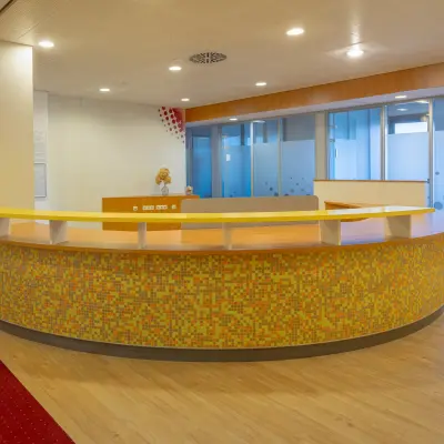 Reception area with a colorful counter in an office space at Kronenburgsingel 525, ideal for rent office space in Arnhem Zuid.