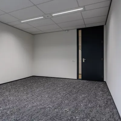 Unfurnished office space available for rent at Rijtuigweg 10, Bergen op Zoom, featuring neutral carpet and clean lines.