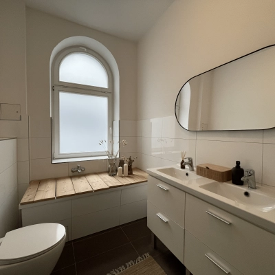 Bright bathroom space with a modern design, featuring a dual sink vanity and natural lighting. Located at Kurfürstendamm 167, ideal for office space rental in Berlin Charlottenburg.
