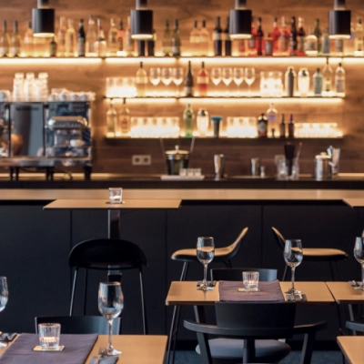Stylish office lounge at Koppenstraße 93, Berlin Friedrichshain with a modern bar setup and seating, ideal for relaxed meetings. Perfect for those seeking office space rental with character.