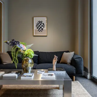 Stylish office lounge at Chausseestraße 29, Berlin Kreuzberg, featuring a modern sofa and coffee table, ideal for office space rental.