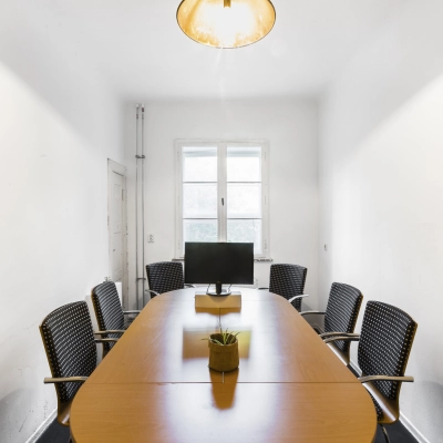 Bright office space at Blockdammweg 1, Berlin Lichtenberg featuring a large table with chairs, perfect for meetings and office space rental.