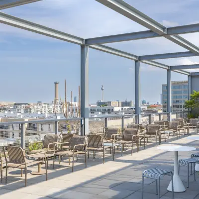 Rooftop office space at Heidestraße 34, Berlin Mitte, featuring outdoor seating with city views and ample daylight, perfect for informal meetings and networking.
