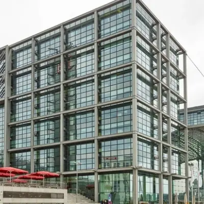 Exterior view of a modern office building at Europaplatz 2, Berlin Moabit, an ideal spot for office space rental with large glass windows.
