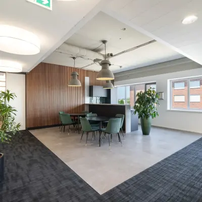 Bright office space at Tolnasingel 1 - 3, Bodegraven, featuring modern furnishings and a natural light-filled workspace. Ideal for office space rental.
