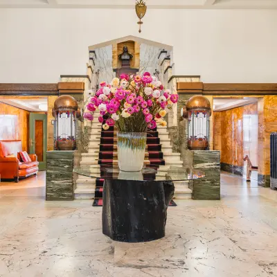 Spacious and elegant office entrance at Ceresstraat 13, Breda Centrum-Station with marble floors and a central floral display. Ideal for those looking to rent office space with a touch of sophistication.
