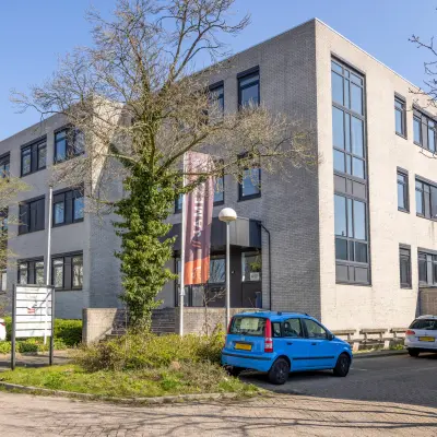 Exterior view of the office building at Druivenstraat 25-31 in Breda Oost, ideal for office space rental.