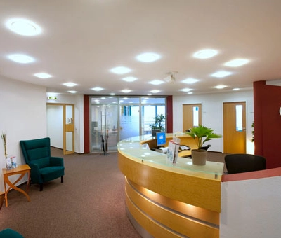 Bright, furnished reception area at Flughafenallee 26, Bremen Neustadt, ideal for office space rental with a welcoming atmosphere.