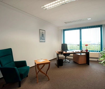 Office space at Flughafenallee 26, Bremen Neustadt, featuring a desk, chair, table, and a plant, ideal for rent office space seekers.