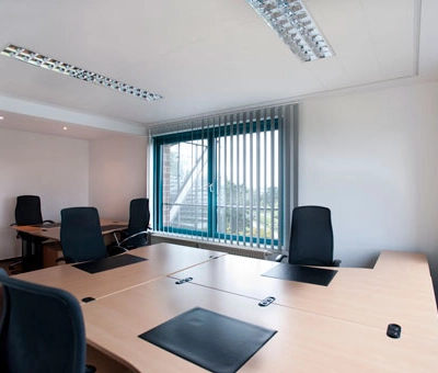 Spacious office at Flughafenallee 26 in Bremen Neustadt with multiple workstations, available for rent office space. Bright room with large windows and modern furniture.
