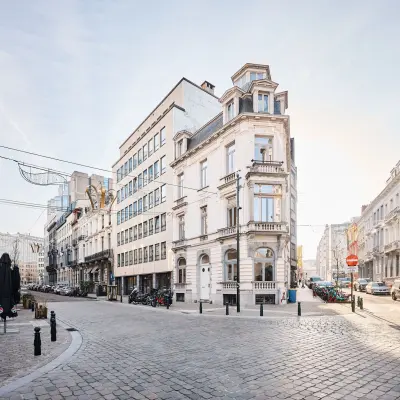 Street view of Rue du Congres 37 in Brussels Center, showcasing traditional architecture ideal for office space rental.