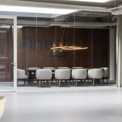 Modern conference room at Essebaan 63 in Capelle aan den IJssel, featuring a long table with seating and soft lighting. Ideal office space rental for meetings.