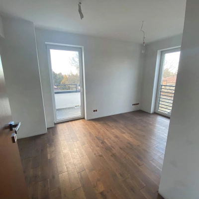 Spacious office space with wooden floors and large windows, located at Jastrzębia 24 in Cracow Podgorze Duchackie, ideal for office space rental.