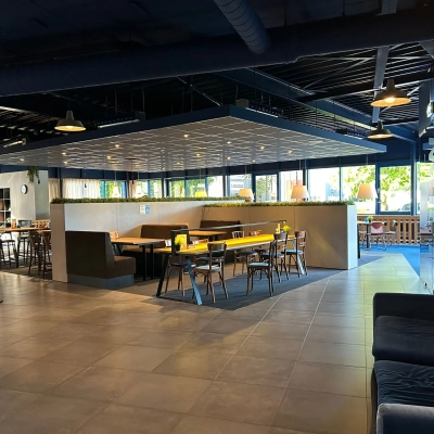 Modern office space at Amerikastraat 3, Den Bosch, featuring open floorplan with stylish furnishings and ample natural light. Ideal for office space rental.