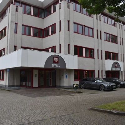 Exterior view of rentable office space at Keulenstraat 1, Deventer. The building features parking spaces and multiple office rental opportunities.