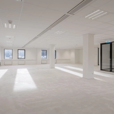 Spacious office layout available for rent at Wisselwerking 40-48, Diemen, featuring expansive windows and ample room for customization in an open layout ideal for office space rental.