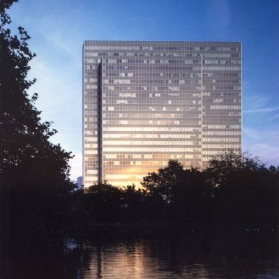 Exterior view of Dreischeibenhaus at dusk, a key location for office space rental in Düsseldorf Old Town (Königsallee).