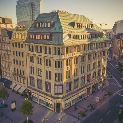 Aerial view of an office building located at Königsallee 14, Düsseldorf Old Town, with shops on the ground level. Ideal for office space rental.